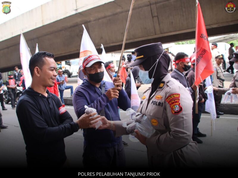 Aksi simpatik ditunjukkan Kepolisian saat mengamankan aksi unjuk rasa yang menolak pemutusan hubungan kerja
