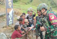 Satgas Yonif 715/Motuliato Pos Wuyuneri melaksanakan kegiatan Jumat Berkah dengan cara bakti sosial berbagi snack