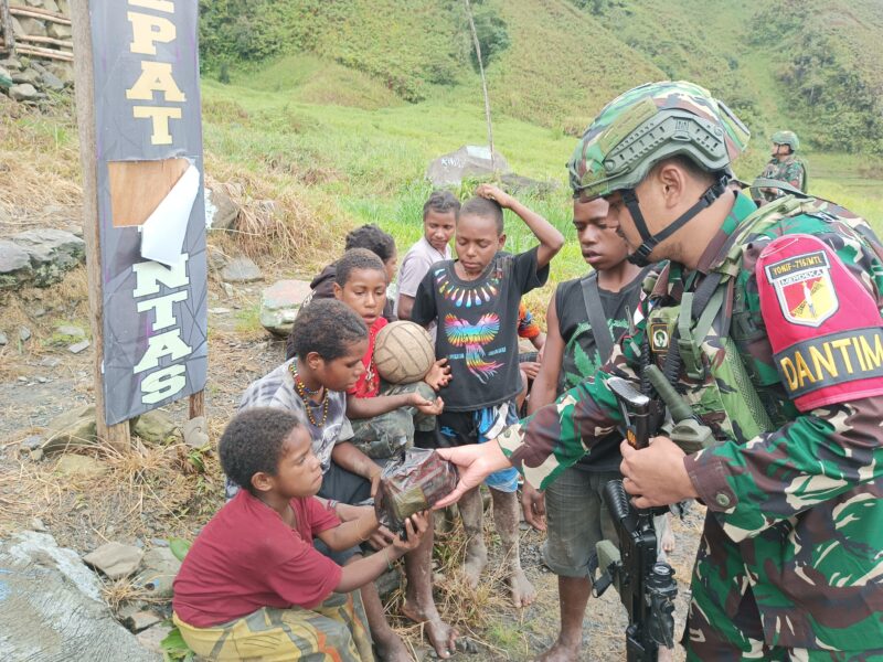 Satgas Yonif 715/Motuliato Pos Wuyuneri melaksanakan kegiatan Jumat Berkah dengan cara bakti sosial berbagi snack