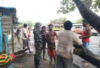 Sertu Nampe melaksanakan anjangsana ke rumah salah satu warga binaan, Bapak Alberto di Kp. Pomako Distrik Mimika Timur, Kabupaten Mimika