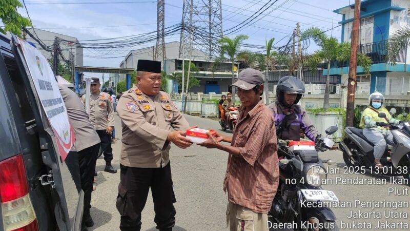 Kapolsubsektor Muara Angke dalam Jumat Berkah tersebut juga menekankan pentingnya peran aktif masyarakat dalam menjaga stabilitas keamanan
