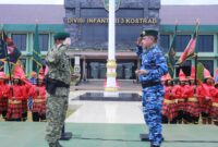 Panglima Komando Operasi Udara II Marsda TNI Deni Hasoloan S. terima pengukuhan sebagai Warga Kehormatan Divisi Infanteri 3 Kostrad