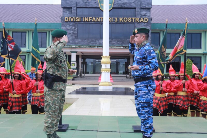 Panglima Komando Operasi Udara II Marsda TNI Deni Hasoloan S. terima pengukuhan sebagai Warga Kehormatan Divisi Infanteri 3 Kostrad