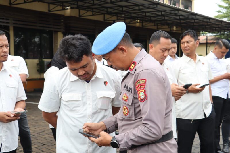 Kapolres menambahkan tes urine ini bukan hanya untuk mendeteksi penggunaan Narkoba tetapi juga sebagai upaya pencegahan dan penegakan disiplin