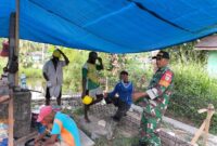 Babinsa Koramil 1710-07/Mapurujaya Serka Slamet Riyadi melaksanakan kegiatan Komunikasi Sosial (Komsos) bersama warga binaan di Kampung Ayuka