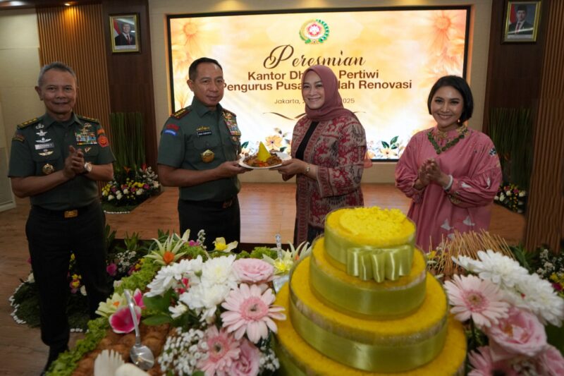Panglima TNI Jenderal TNI Agus Subiyanto bersama Ketua Umum Dharma Pertiwi Ny. Evi Agus Subiyanto meresmikan Kantor Dharma Pertiwi Pusat