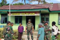 Komandan Kodim 1710/Mimika, Letkol Inf M. Slamet Wijaya, S.Sos., M.Han., M.A. bersama Danramil 1710-06/Agimuga, Lettu Inf A.A. Rumayom