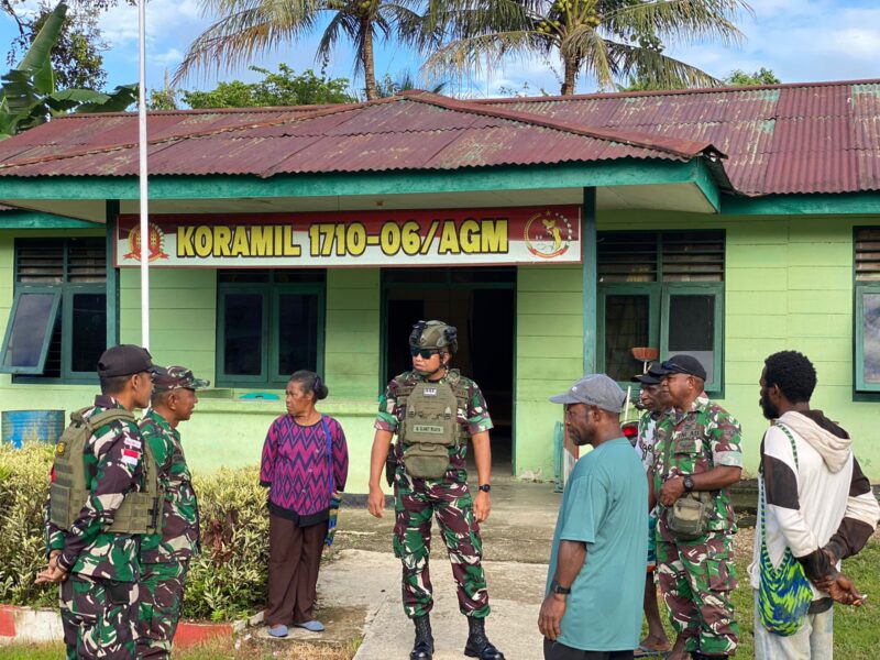 Komandan Kodim 1710/Mimika, Letkol Inf M. Slamet Wijaya, S.Sos., M.Han., M.A. bersama Danramil 1710-06/Agimuga, Lettu Inf A.A. Rumayom