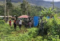 Bintara Pembina Desa (Babinsa) dari Koramil 1715-03/Kurima melaksanakan kegiatan bakti sosial bersama warga Kampung Polimo