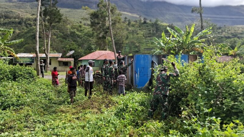 Bintara Pembina Desa (Babinsa) dari Koramil 1715-03/Kurima melaksanakan kegiatan bakti sosial bersama warga Kampung Polimo