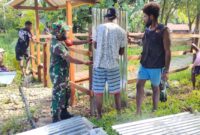 Babinsa Pos Ramil 1714-07/Fawi, Sertu Agus Bonggoibo bersama masyarakat melaksanakan karya bhakti pembuatan pagar