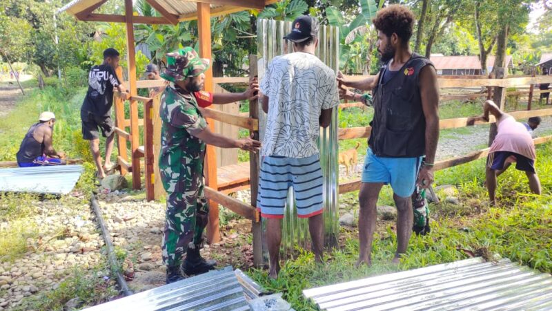 Babinsa Pos Ramil 1714-07/Fawi, Sertu Agus Bonggoibo bersama masyarakat melaksanakan karya bhakti pembuatan pagar