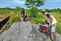 Babinsa Koramil 1710-03/Kuala Kencana Kopda Redin Hutapea bersama petani binaan dari Kampung Limau Asri Barat