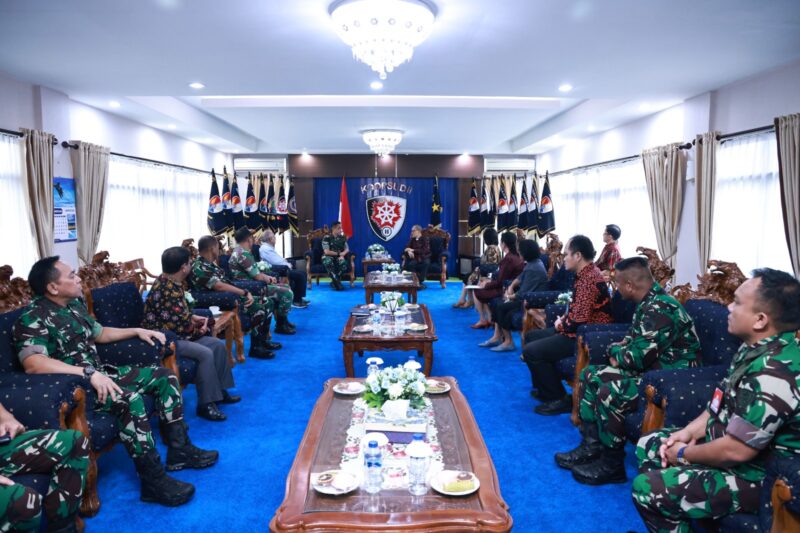 Panglima Komando Operasi Udara (Pangkoopsud) II Marsda TNI Deni Hasoloan Simanjuntak menerima audiensi Ketua Badan Kerja Sama Gereja-gereja
