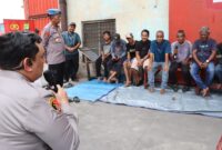 Polres Pelabuhan Tanjung Priok membagikan sembako ke buruh tenaga kerja bongkar muat sebagai bentuk kepedulian Polri