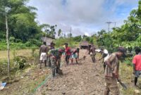 Babinsa Koramil 06/Agimuga Kodim 1710/Mimika, Serka Suminar bersama warga laksanakan kerja bakti perbaiki jalan