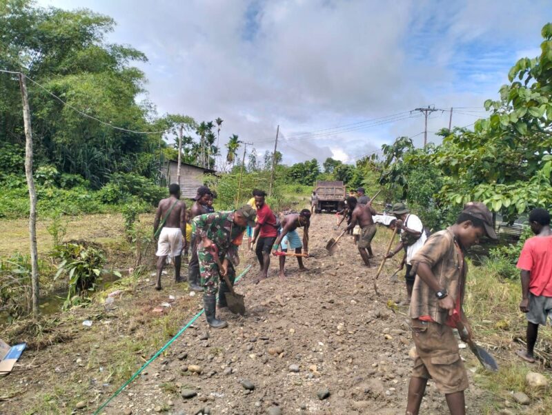 Babinsa Koramil 06/Agimuga Kodim 1710/Mimika, Serka Suminar bersama warga laksanakan kerja bakti perbaiki jalan