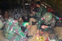 Satgas Pamtas Kewilayahan Yonif 715/Mtl Pos Tinolok laksanakan anjangsana bersilaturahmi dan membagikan sembako