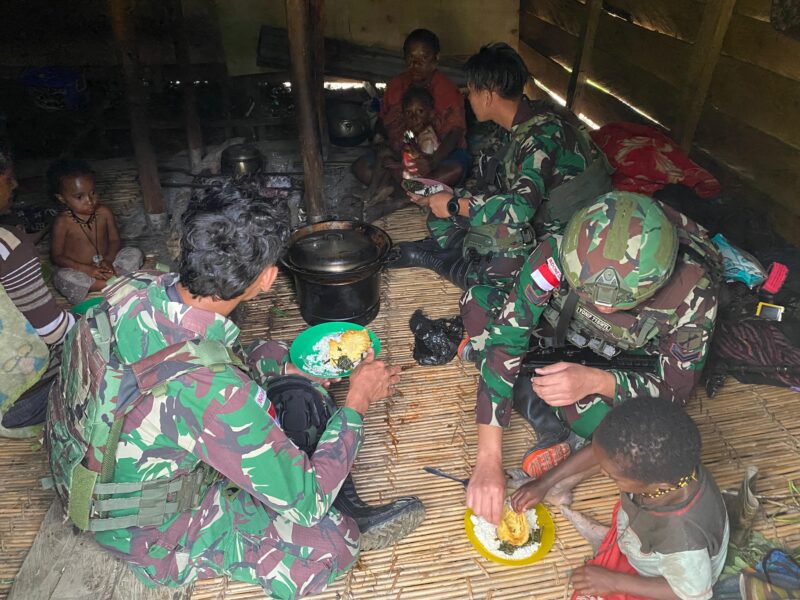 Satgas Pamtas Kewilayahan Yonif 715/Mtl Pos Tinolok laksanakan anjangsana bersilaturahmi dan membagikan sembako