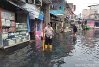 Bhabinkamtibmas Polsek Kawasan Sunda Kelapa Polres Pelabuhan Tanjung Priok meninjau langsung ke jalan dan pemukiman warga