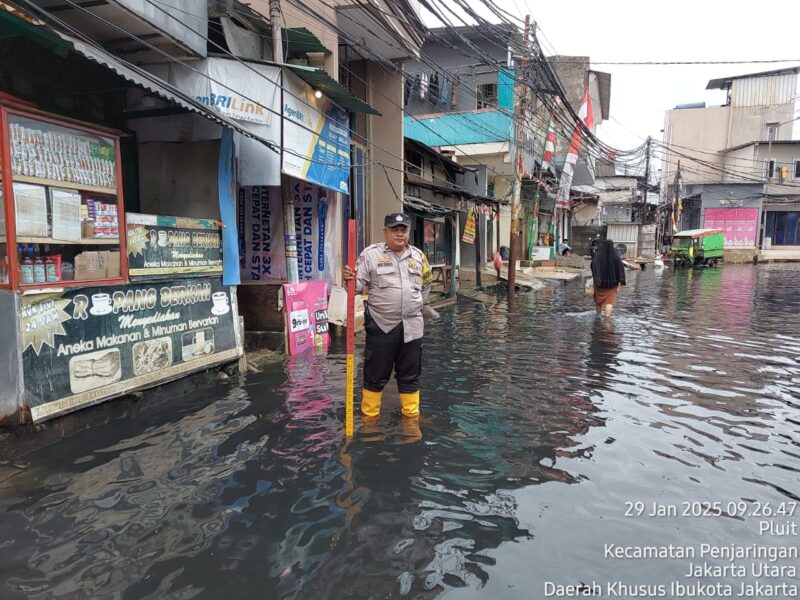 Bhabinkamtibmas Polsek Kawasan Sunda Kelapa Polres Pelabuhan Tanjung Priok meninjau langsung ke jalan dan pemukiman warga