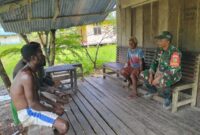 Babinsa Koramil 1710-06/Agimuga Serka Suminar dan Koptu Yohanes Naibobe dengan melaksanakan anjangsana ke rumah salah satu warga binaan