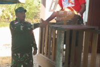 Babinsa Koramil 1715-05/Batom Kodim 1715/Yahukimo melayat ke rumah duka Kepala Sekolah SD Batom, Bapak Darius Prui