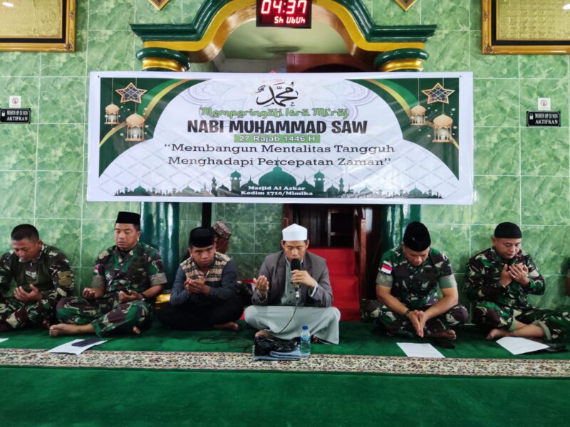 Prajurit dan Persit Kodim 1710/Mimika melaksanakan kegiatan peringatan Isra Mi'raj Nabi Muhammad SAW 1446 H