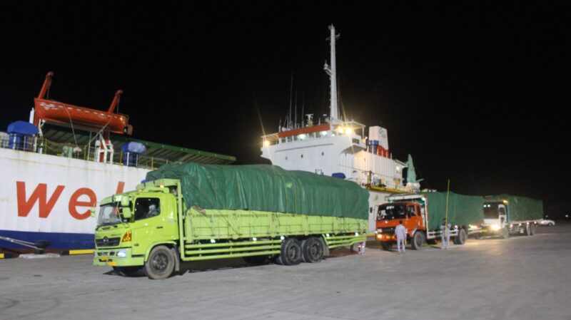 Bakamla RI melalui unsur KN. Pulau Marore-322 berhasil menangkap KMP FRD 5 yang bermuatan 18 truk,