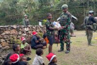 Pos Tinolok Satgas Pamtas Kewilayahan Yonif 715/Motuliato, membagikan sembako berupa beras kepada masyarakat sekitar