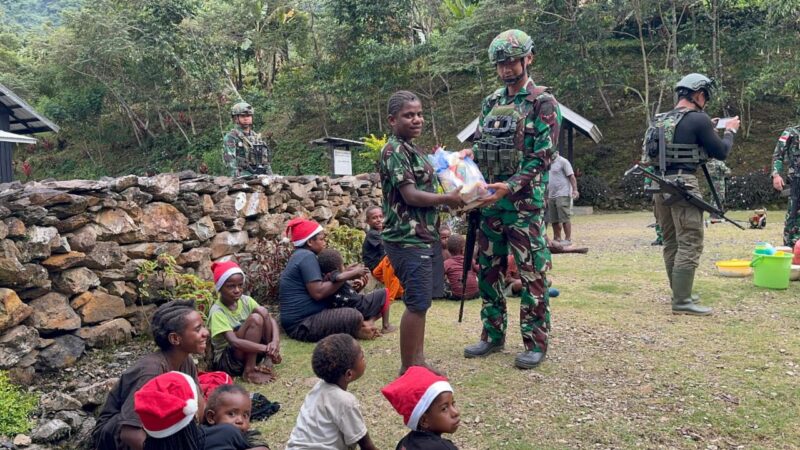 Pos Tinolok Satgas Pamtas Kewilayahan Yonif 715/Motuliato, membagikan sembako berupa beras kepada masyarakat sekitar