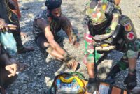 Danpos Muliambut Letda Inf Fahrian Fuad Hakim beserta 15 anggota lainnya laksanakan pengobatan gratis kepada masyarakat