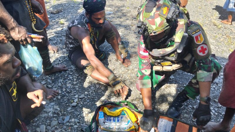 Danpos Muliambut Letda Inf Fahrian Fuad Hakim beserta 15 anggota lainnya laksanakan pengobatan gratis kepada masyarakat