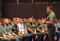 Irjen TNI Letjen TNI Muhammad Saleh Mustafa memberikan pengarahan pada acara Coffee Morning bersama para pamen berpangkat Kolonel