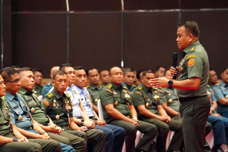 Irjen TNI Letjen TNI Muhammad Saleh Mustafa memberikan pengarahan pada acara Coffee Morning bersama para pamen berpangkat Kolonel