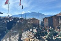 Letda Chk Dicky Stevan memberikan penjelasan kepada personel Satgas Pamtas Kewilayahan Yonif 715/Motuliato