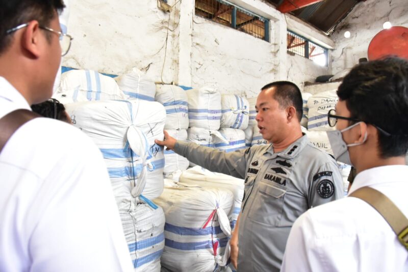 Bakamla RI berkolaborasi bersama Badan Intelijen Strategis (BAIS) berhasil menggagalkan peredaran Ballpress pakaian bekas ilegal