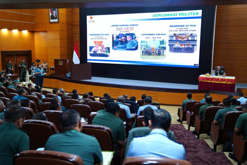 Panglima TNI Jenderal TNI Agus Subiyanto memberikan pembekalan kepada peserta Senior Management Course Unhan RI