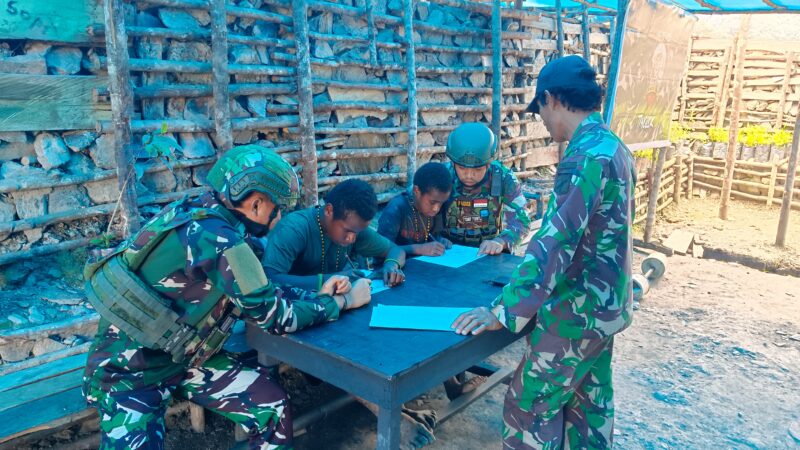 Satgas Pamtas Kewilayahan Yonif 715/Motuliato Pos Tinolok melaksanakan kegiatan berbagi ilmu kepada anak-anak Papua