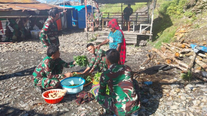 Satgas Yonif 715/Motuliato Pos Merah Putih dalam membantu perekonomian masyarakat memborong hasil panen kebun masyarakat Distrik Mulia