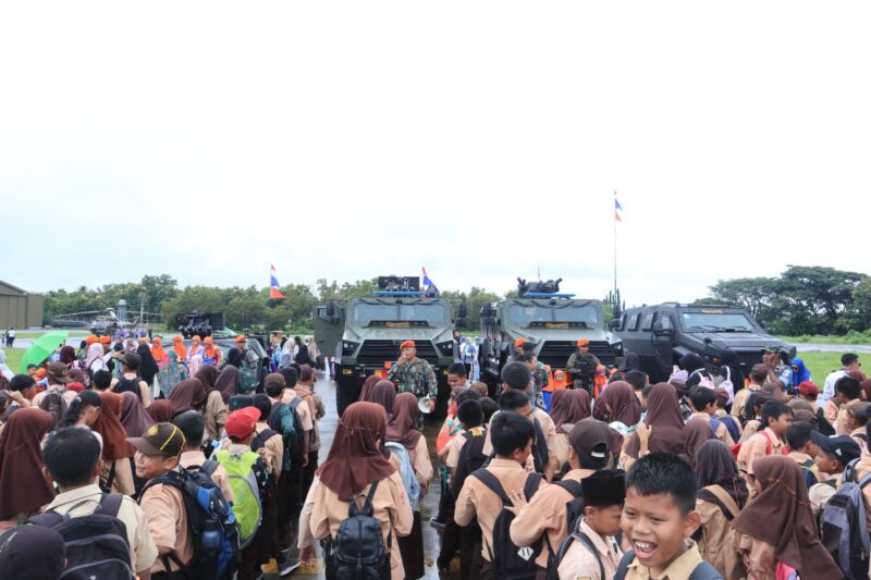 Sebanyak 1.500 siswa dari 16 Sekolah Dasar (SD) dan Taman Kanak-kanak di Provinsi Sulawesi Selatan mengunjungi Lanud Sultan Hasanuddin