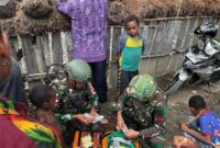 Satgas Pamtas Kewilayahan Yonif 715/Mtl Pos Kulirik menjalin kedekatan dengan masyarakat di wilayah perbatasan dengan memberikan pelayanan kesehatan