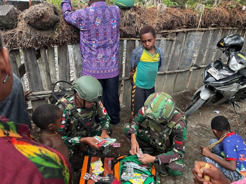 Satgas Pamtas Kewilayahan Yonif 715/Mtl Pos Kulirik menjalin kedekatan dengan masyarakat di wilayah perbatasan dengan memberikan pelayanan kesehatan