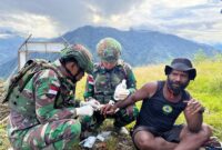Satgas Yonif 715/Mtl langsung merespons cepat dan memberikan pertolongan kepada Bapak Kopinggup Wonda dari kampung Talilime