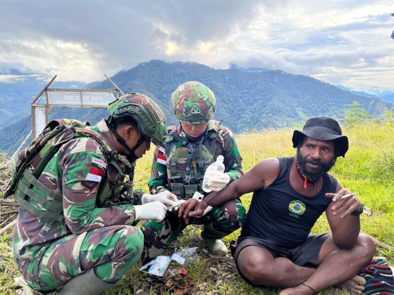 Satgas Yonif 715/Mtl langsung merespons cepat dan memberikan pertolongan kepada Bapak Kopinggup Wonda dari kampung Talilime