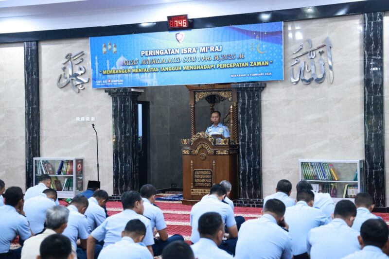 Personel Makoopsud II yang beragama Islam mengikuti peringatan Isra Mi'raj Nabi Muhammad SAW di Masjid Al Ikhlas