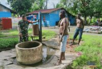 Babinsa Koramil 1710-02/Timika, Sertu Rusdin Wali melakukan pengecekan titik air bersih di wilayah binaannya