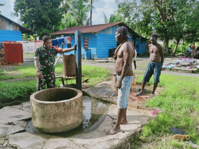 Babinsa Koramil 1710-02/Timika, Sertu Rusdin Wali melakukan pengecekan titik air bersih di wilayah binaannya
