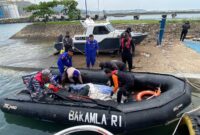 Kapal Negara (KN) Tanjung Datu-301 milik Bakamla RI berhasil mengevakuasi satu jenazah laki-laki yang ditemukan mengapung