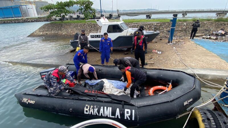 Kapal Negara (KN) Tanjung Datu-301 milik Bakamla RI berhasil mengevakuasi satu jenazah laki-laki yang ditemukan mengapung
